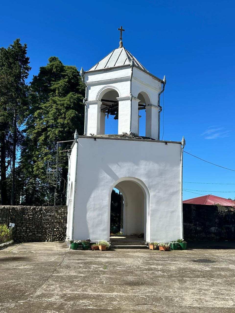 СВЯТЫЕ КАМАННЫ + СУХУМ — тур «Горный ветер»